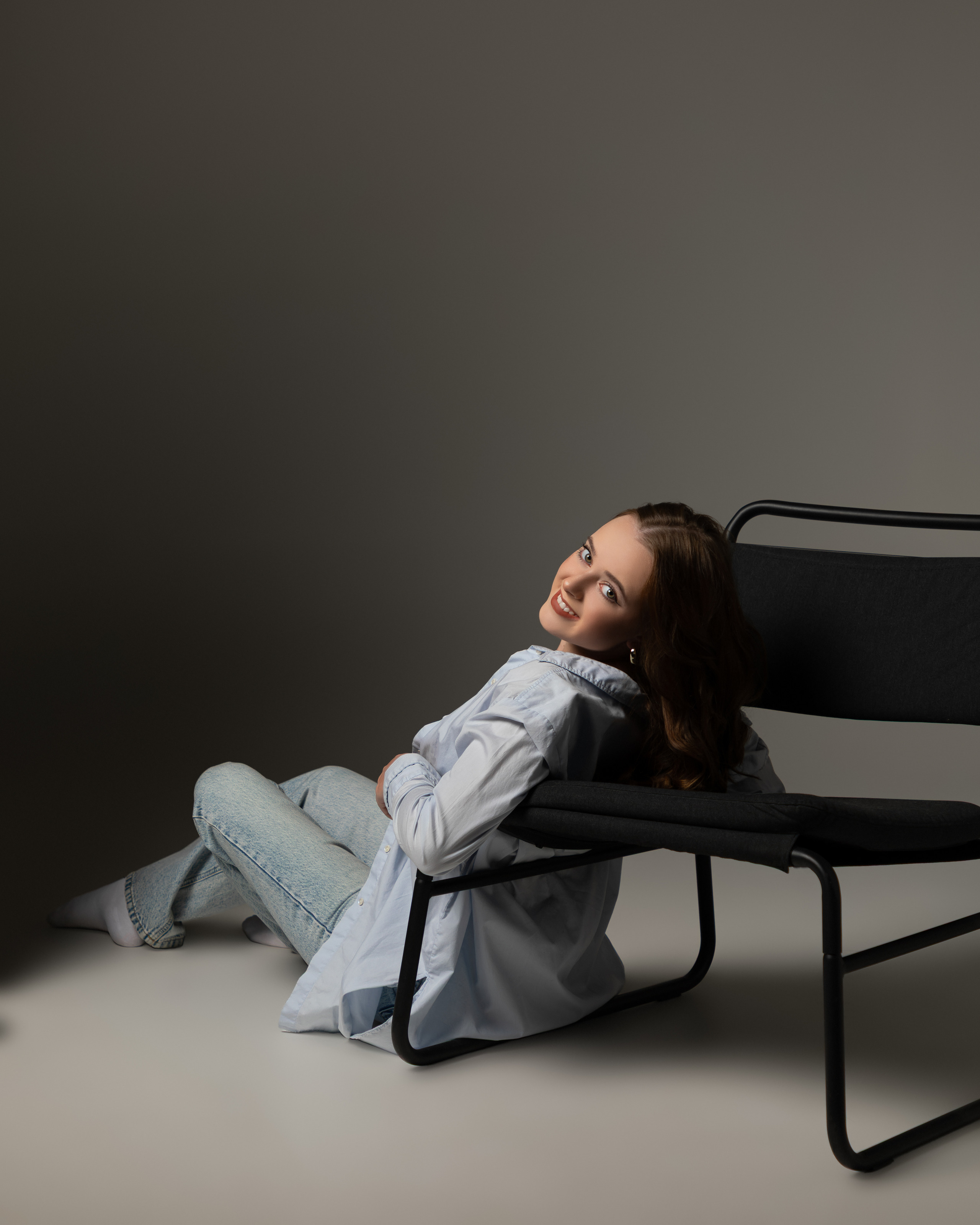 Studio portrait in a black jumpsuit, elegant style - photograph 22